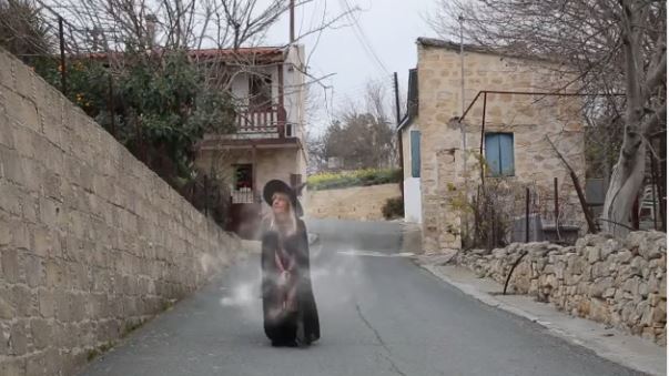 'Τάραξε' ένα χωριό η Κύπρια παρουσιάστρια ντυμένη μάγισσα - VIDEO 
