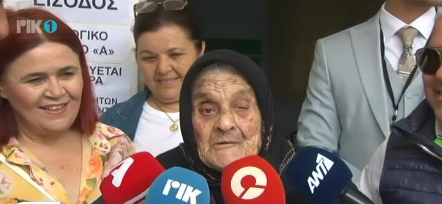 VIDEO: Μας συγκίνησε όλους η γιαγιά Αργυρώ - Το τραγούδι που είπε στους δημοσιογράφους