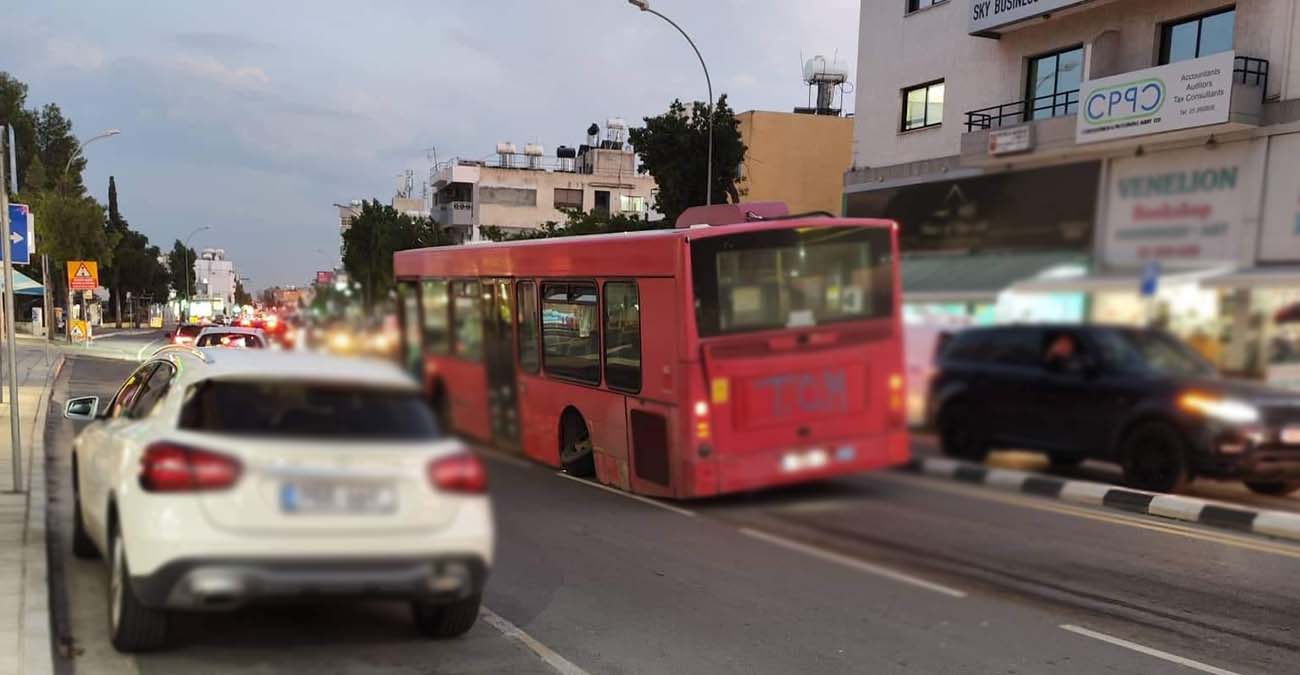 Έφυγαν τα ελαστικά λεωφορείου στη Λεμεσό - Υπήρχαν μικρά παιδιά λίγα λεπτά πριν - Φωτογραφίες 