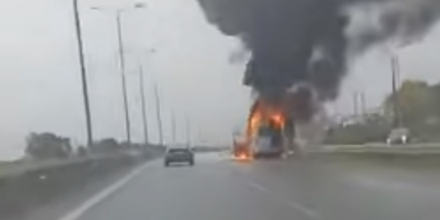 Βίντεο από τη στιγμή που φλέγεται λεωφορείο με Κύπριους στην Θεσσαλονίκη - Πήρε φωτιά εν κινήσει 