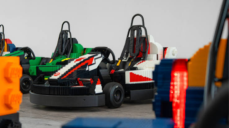 Formula 1: Με μονοθέσια φτιαγμένα από 28.000 τουβλάκια Lego θα τρέξουν οι οδηγοί στο grand prix του Σίλβερστοουν