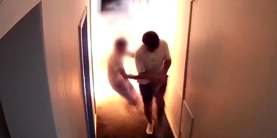 Σοκαριστικό βίντεο - Δείτε τη στιγμή που δύο ταξιδιώτες στην Αυστραλία γλιτώνουν παρά τρίχα μετά από έκρηξη στο δωμάτιό τους