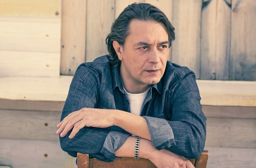 Γιάννης Κότσιρας: Ακούστε τη νέα του επιτυχία "Να μ' αγαπάς" - Σαρώνει τις ψηφιακές πλατφόρμες