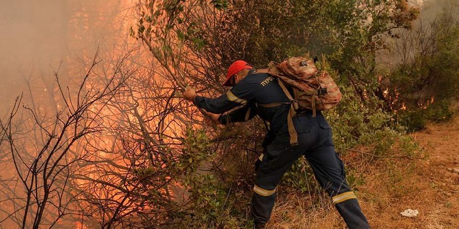 Ξέσπασε πυρκαγιά στη Χίο μετά από τροχαίο - Μήνυμα για εκκένωση δύο χωριών - Ολονύχτια μάχη με τις φλόγες