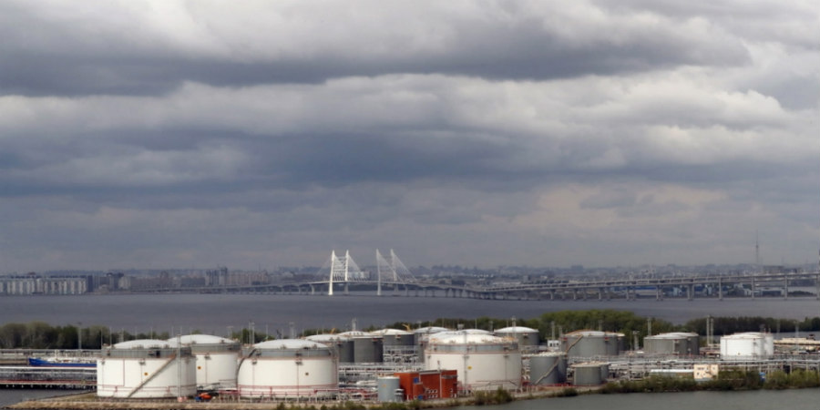 Bloomberg: Η ΕΕ θα καθυστερήσει την απόφαση για πλαφόν στο ρωσικό πετρέλαιο