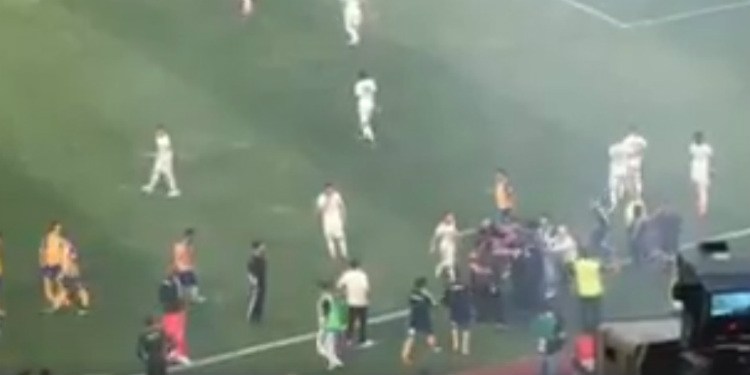 ΑΠΟΕΛ- ΑΠΟΛΛΩΝ: Ένταση μεταξύ ποδοσφαιριστών - Τι συνέβη - VIDEO