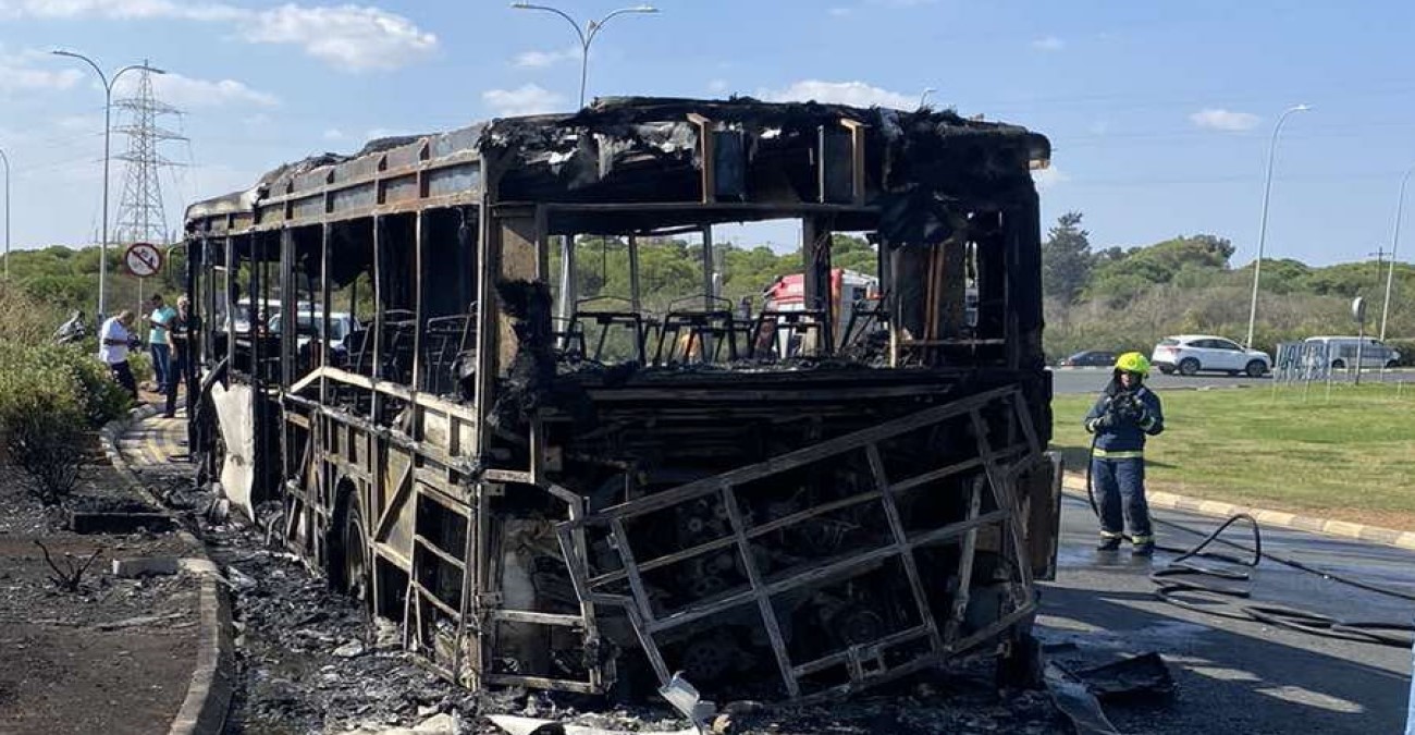 Τυλίχτηκε στις φλόγες εν κινήσει λεωφορείο στην Αγία Νάπα - Κάηκε ολοσχερώς - Δείτε βίντεο