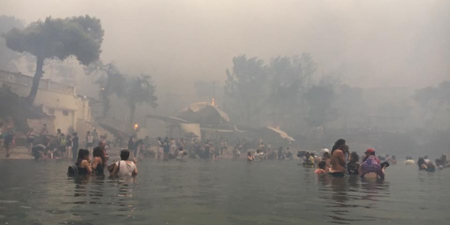 Συγκλονιστικό ντοκουμέντο - Άνθρωποι στο νερό τη στιγμή της πυρκαγιάς στο Μάτι -ΦΩΤΟΓΡΑΦΙΕΣ & VIDEO