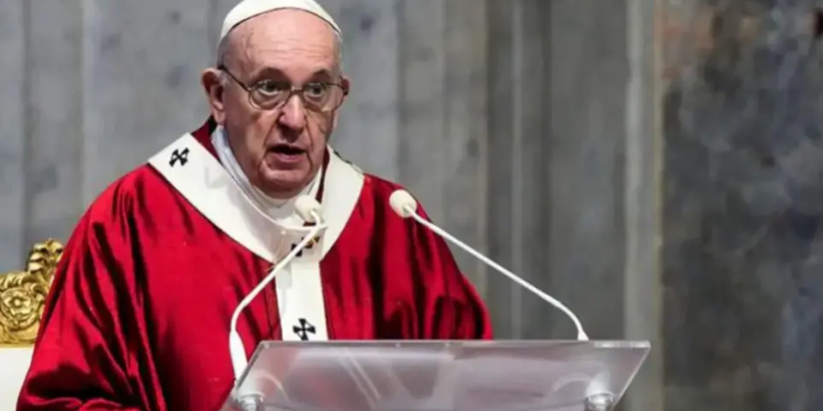 Ο Πάπας Φραγκίσκος υμνεί τις πεθερές και τους ζητά να "συγκρατήσουν" τη γλώσσα τους