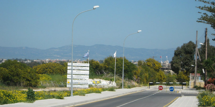 Επιχείρησαν να περάσουν το οδόφραγμα της Δερύνειας  και φορτώθηκαν με κοτόπουλα, αυγά και βοδινό