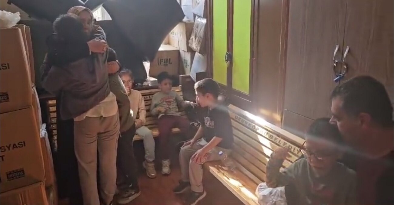 Σπαρακτικές στιγμές στην Τουρκία: Απαρηγόρητα 6 αδέρφια που αποχαιρετούν τους γονείς τους πριν μπουν φυλακή - Δείτε βίντεο