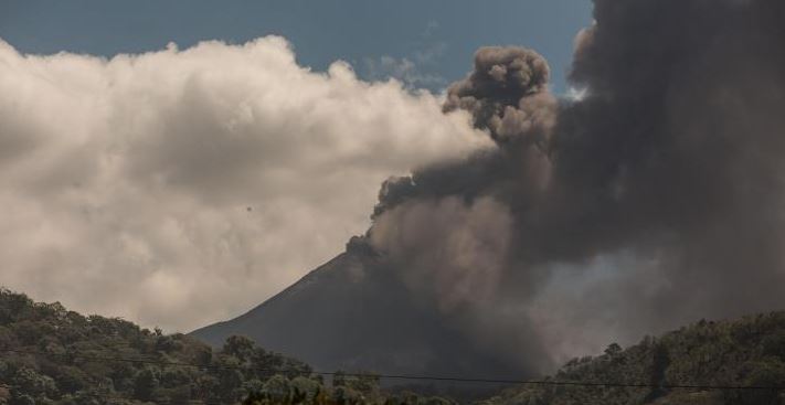 Νέφη τέφρας που εκλύονται από το ηφαίστειο Σανγκάι πλήττουν πέντε επαρχίες του Ισημερινού