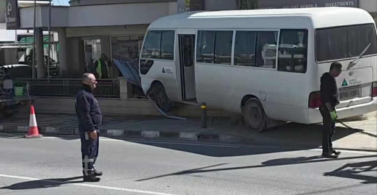Τρόμος στη Λευκωσία: Λεωφορείο με επιβάτες «καρφώθηκε» σε περιτοίχισμα - Φωτογραφίες