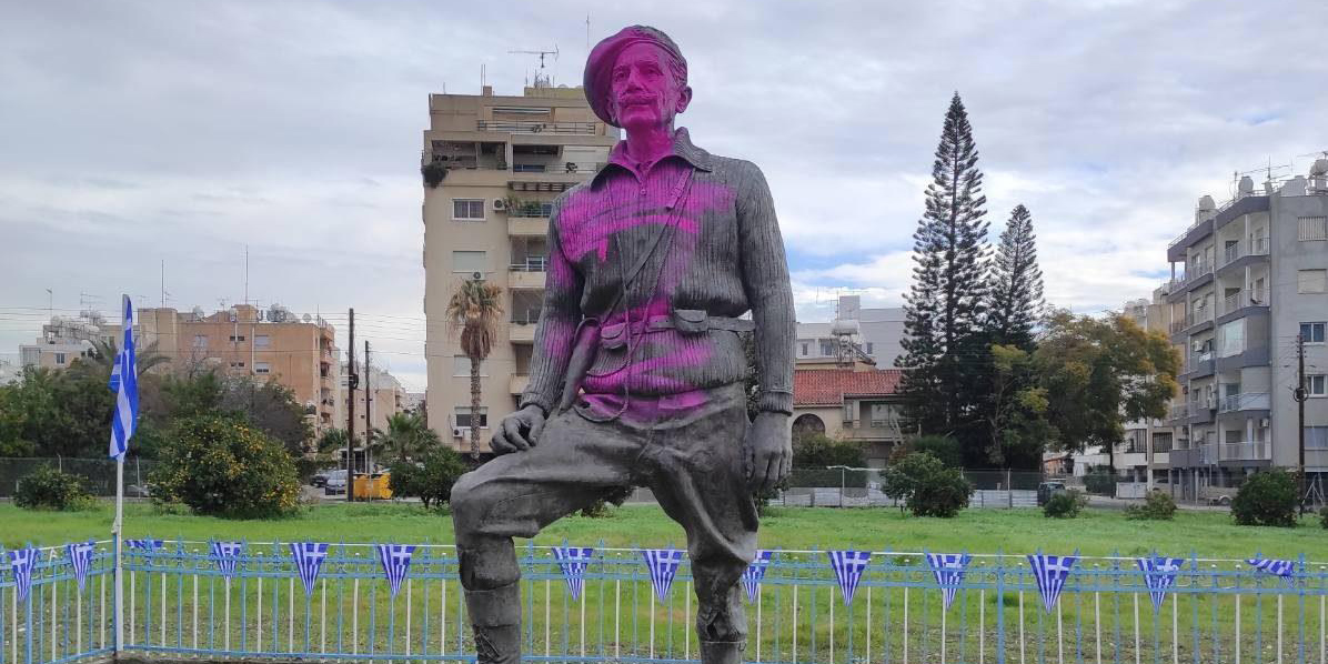 Έριξαν ροζ μπογιά στο μνημείο του Γρίβα στη Λεμεσό - «Χτύπησαν» τα ξημερώματα -ΦΩΤΟΓΡΑΦΙΑ