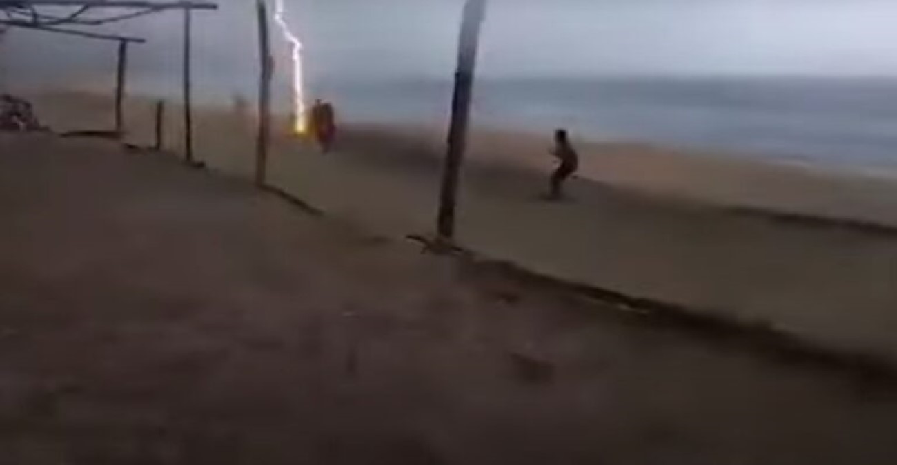 Συγκλονιστικό βίντεο: Κεραυνός χτυπά δύο άτομα σε παραλία του Μεξικού
