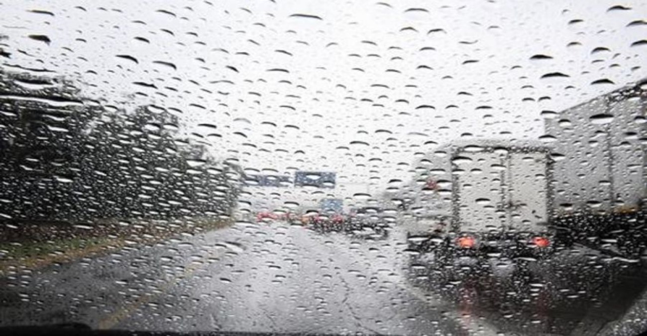 Οδηγοί Προσοχή: Περιορισμένη ορατότητα στον αυτοκινητόδρομο λόγω καταρρακτωδών βροχών