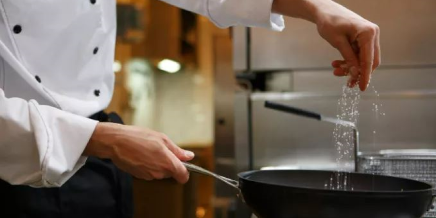 Γαλλία: Βραβευμένος σεφ απολύθηκε μετά από... καψόνι σε νεαρό υπάλληλο - Τον είχε δεμένο, γυμνό, σε μια καρέκλα στην κουζίνα