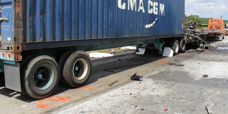 Τροχαίο ατύχημα μπροστά στα μάτια τους – Αναποδογύρισαν φορτηγά – VIDEO