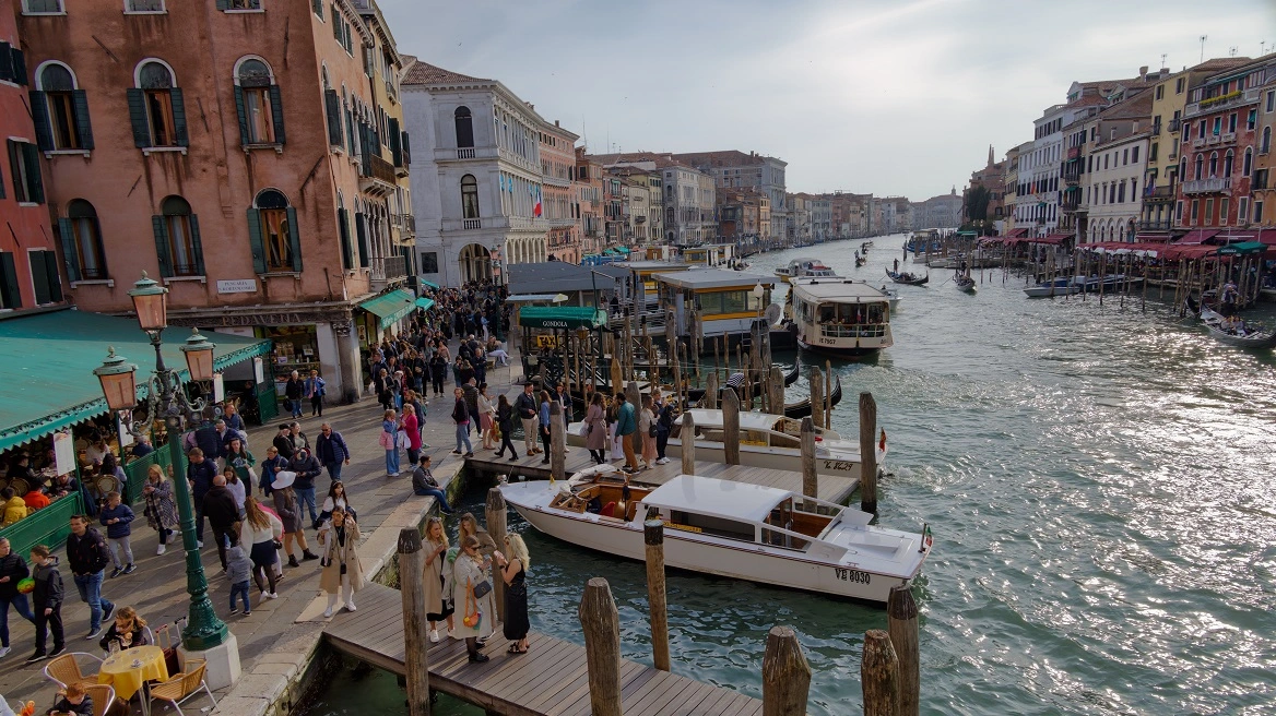Η Βενετία παίρνει νέα μέτρα για τον υπερτουρισμό: Θα περιορίσει στα 25 άτομα τα τουριστικά γκρουπ