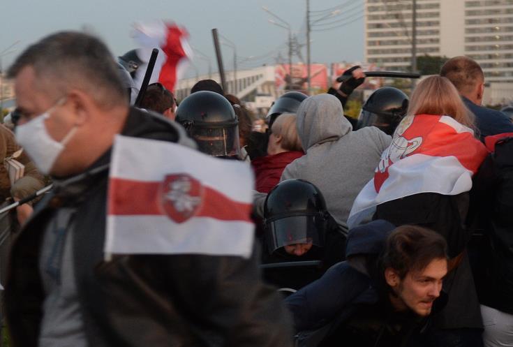 ΛΕΥΚΟΡΩΣΙΑ: Στους δρόμους χιλιάδες διαδηλωτές, σε ένδειξη διαμαρτυρίας για την ορκωμοσία του Λουκασένκο