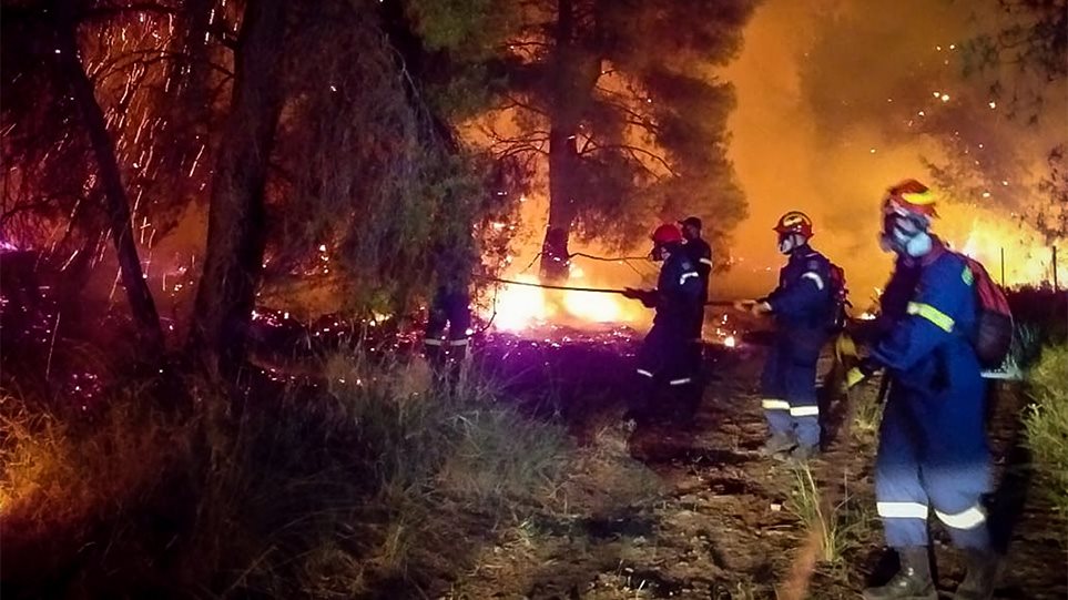 Νύχτα κόλασης στην Ελλάδα: Φωτιά στον Σχίνο Κορινθίας - Εκκενώθηκαν χωριά - ΒΙΝΤΕΟ 