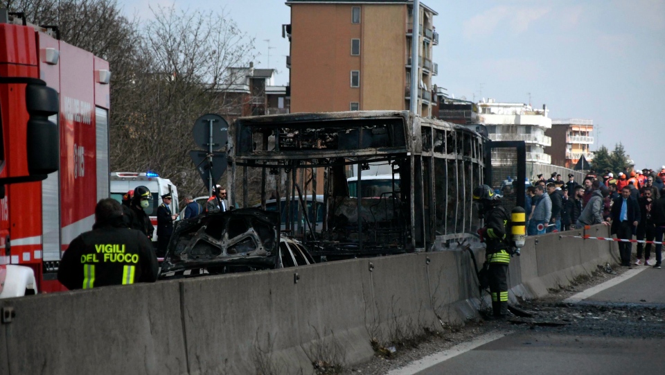 Οδηγός πυρπόλησε λεωφορείο στην Ιταλία γεμάτο παιδιά- Οι 51 μαθητές βγήκαν σώοι 