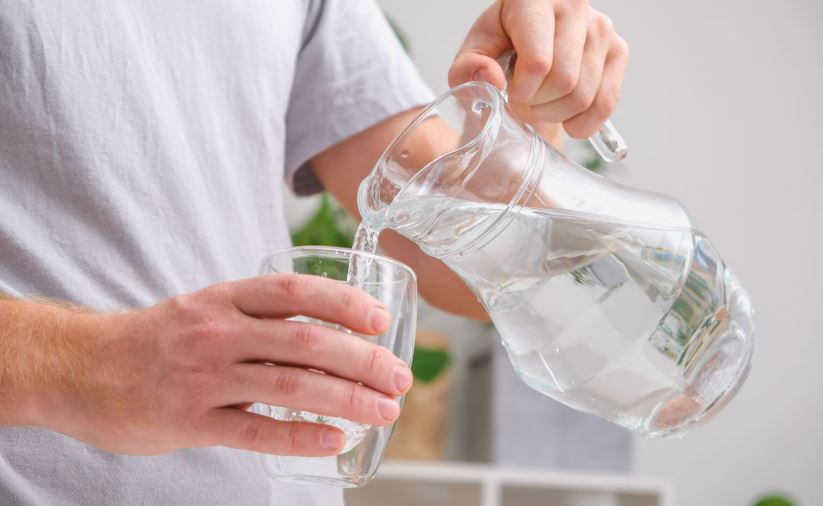 Μια απλή κίνηση στο νερό που πίνουμε καθημερινά κάνει θαύματα στην υγεία μας