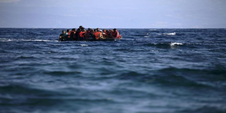 ΛΑΡΝΑΚΑ: Εντοπίστηκε βάρκα με μετανάστες - Παιδιά και βρέφη εντός της