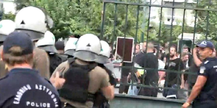 Νέα Φιλαδέλφεια: Επεισόδια έξω από τα Δικαστήρια - Οπαδοί της ΑΕΚ πέταξαν αντικείμενα στις αστυνομικές δυνάμεις