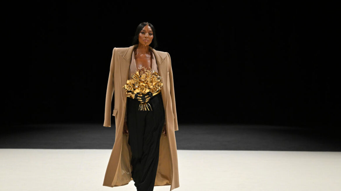 Naomi Campbell: Με δραματική εμφάνιση στην πασαρέλα για την Εβδομάδα Μόδας στο Παρίσι