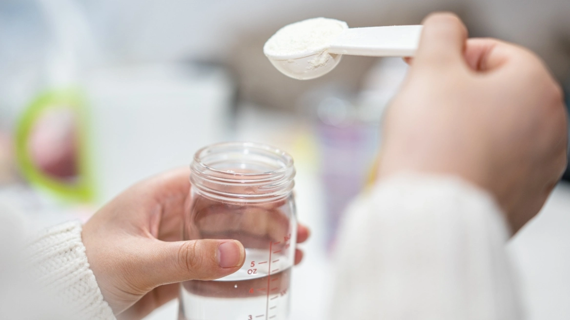 Βρετανία: 36 βρέφη πιθανόν να έχουν εμφανίσει συμπτώματα δηλητηρίασης από μολυσμένο γάλα