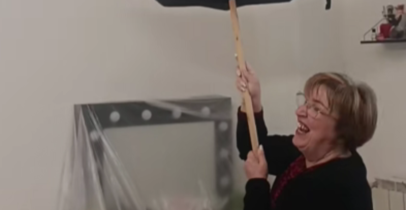 Η πατέντα που έγινε viral: Πήγε να βάψει και η λύση που βρήκε για τη μπογιά θυμίζει Κύπρια μάνα 100%