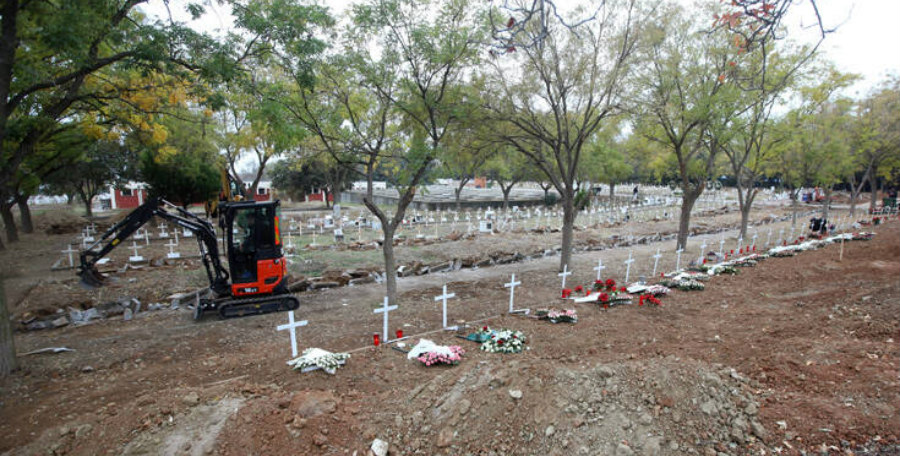 Σοκάρουν οι φωτογραφίες από τη Θεσσαλονίκη: Ανοίγονται τάφοι για τα θύματα του κορωνοϊού
