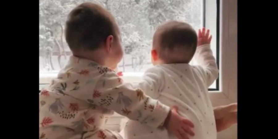 Οι δίδυμες κορούλες του Σάκη Τανιμανίδη και της Χριστίνας Μπόμπα βλέπουν για πρώτη φορά χιόνι και ενθουσιάζονται - ΒΙΝΤΕΟ