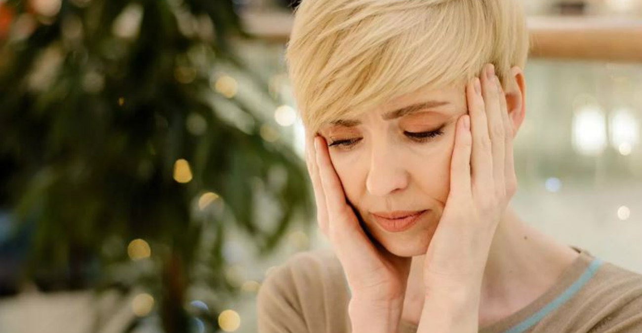 Εμμηνόπαυση: Ποιες γυναίκες έχουν εντονότερα συμπτώματα και περισσότερο άγχος – 7 tips διαχείρισης του στρες