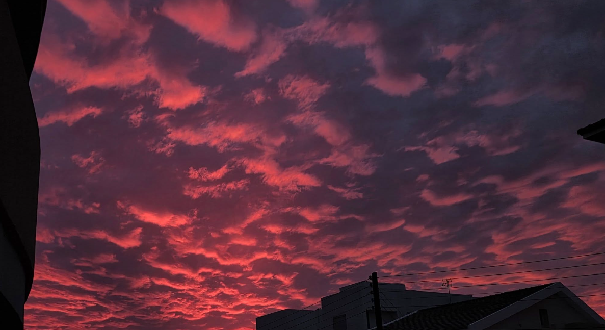 «Πήρε φωτιά» ο ουρανός: Πανέμορφα χρώματα τον έκαναν να μοιάζει με καμβά - Δείτε φωτογραφίες