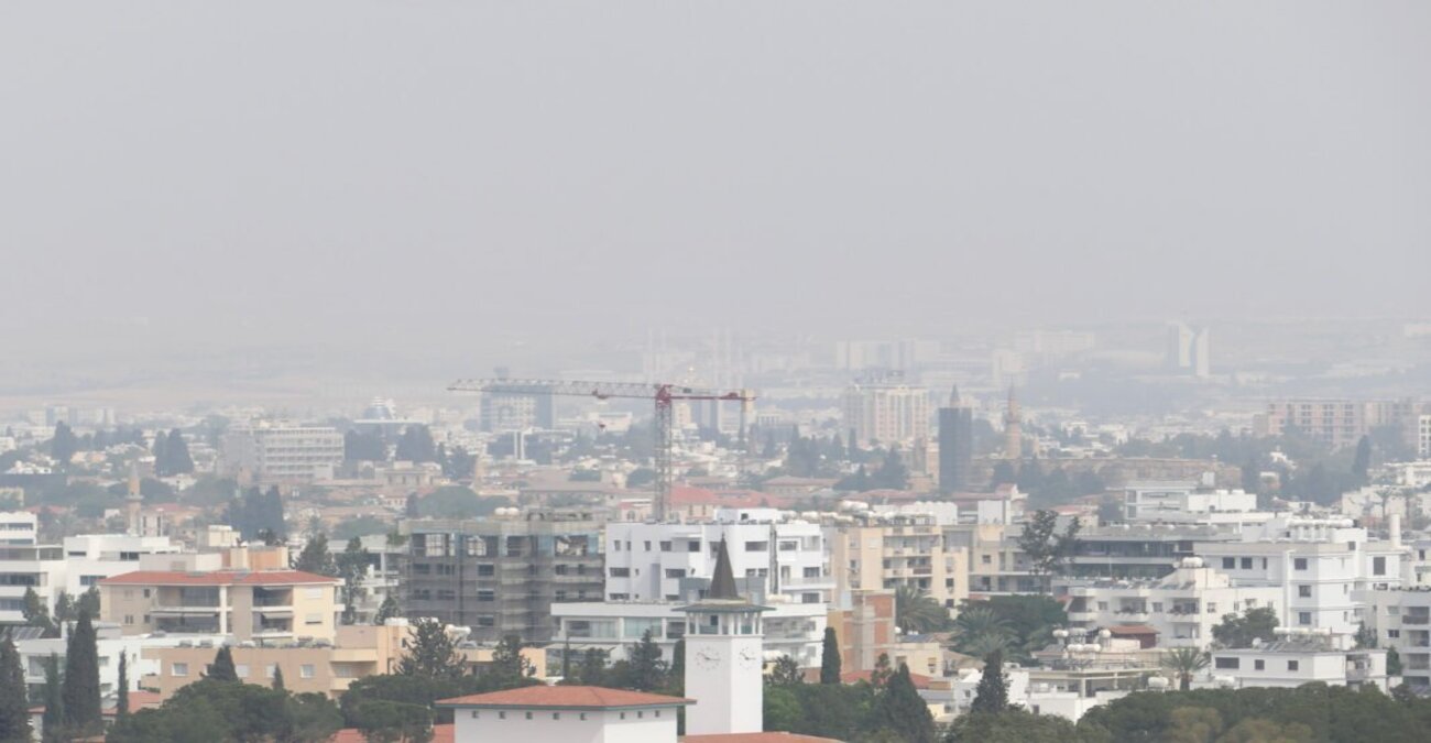 «Πνιγήκαμε» από την σκόνη: Τι μπορεί να προκαλέσει και τι συστήνει πνευμονολόγος