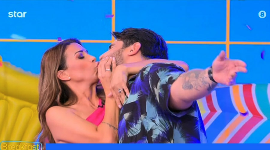 Ελένη Χατζίδου – Ετεοκλής Παύλου: Αποχαιρέτησαν το τηλεοπτικό κοινό με ένα καυτό φιλί στο στόμα (Βίντεο)
