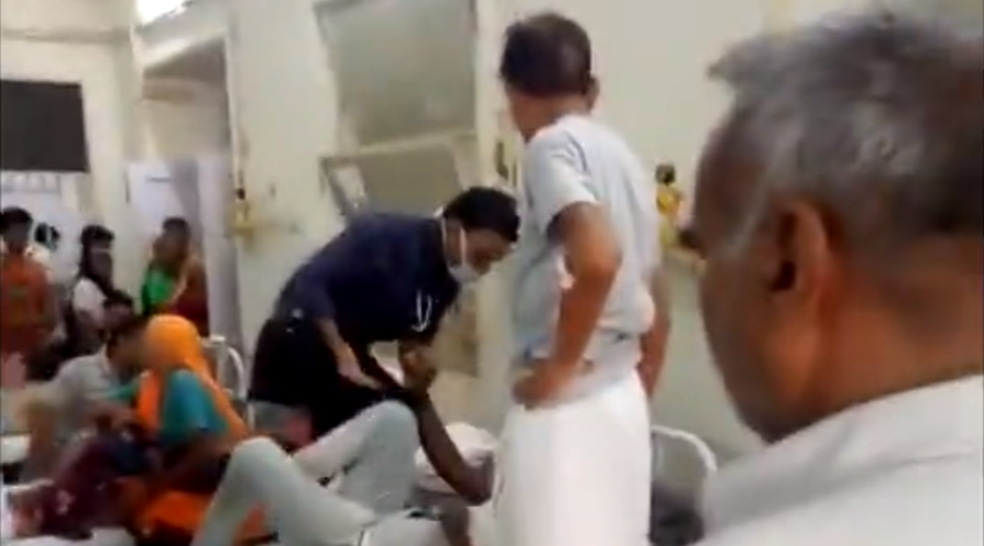 Έξαλλος ιατρός ανέβηκε στο κρεβάτι ασθενή για να τον χαστουκίσει – VIDEO