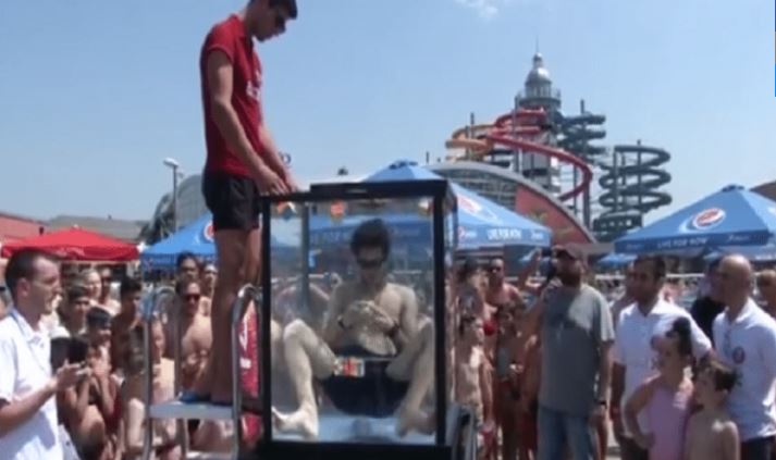 Απίστευτος: Μαθητής έλυσε 6 κύβους του Ρούμπικ κάτω από το νερό!  - VIDEO 