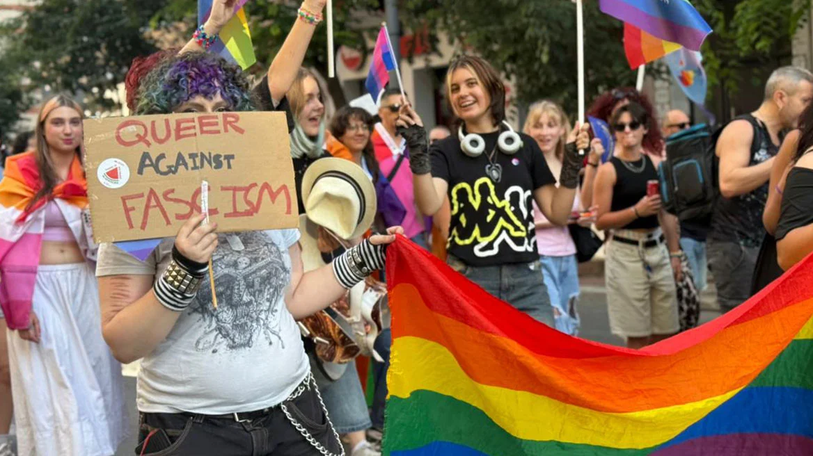 Ρασοφόρος ξάπλωσε μπροστά σε άρμα του Pride στη Θεσσαλονίκη φωνάζοντας «Μετανοείτε», δείτε βίντεο
