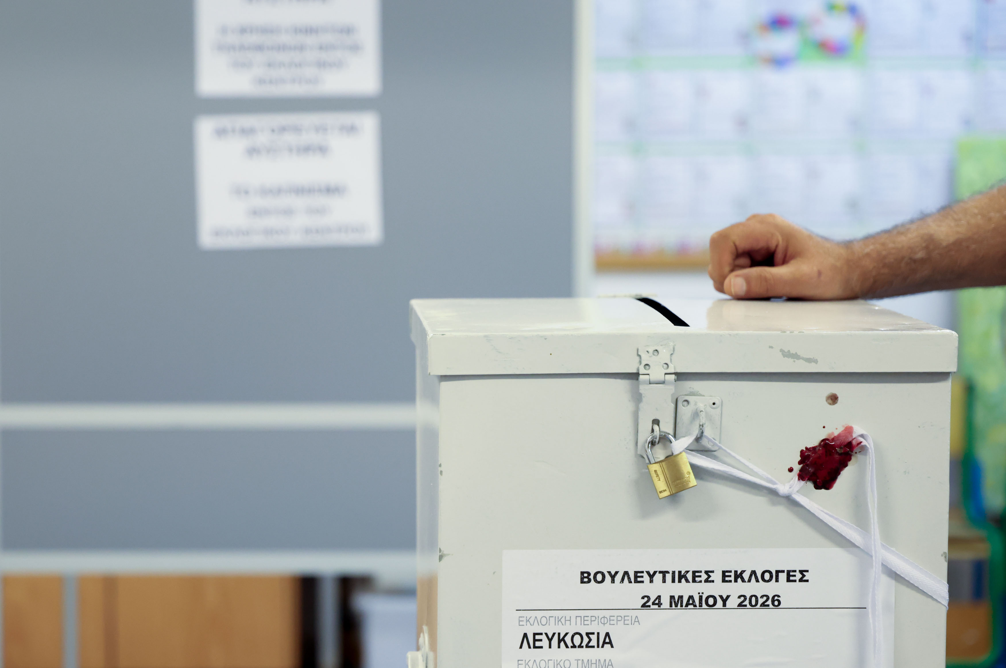 Video: Ζεύγος ψηφοφόρων εκνευρίστηκε και αποχώρησε από εκλογικό κέντρο - Τι συνέβη
