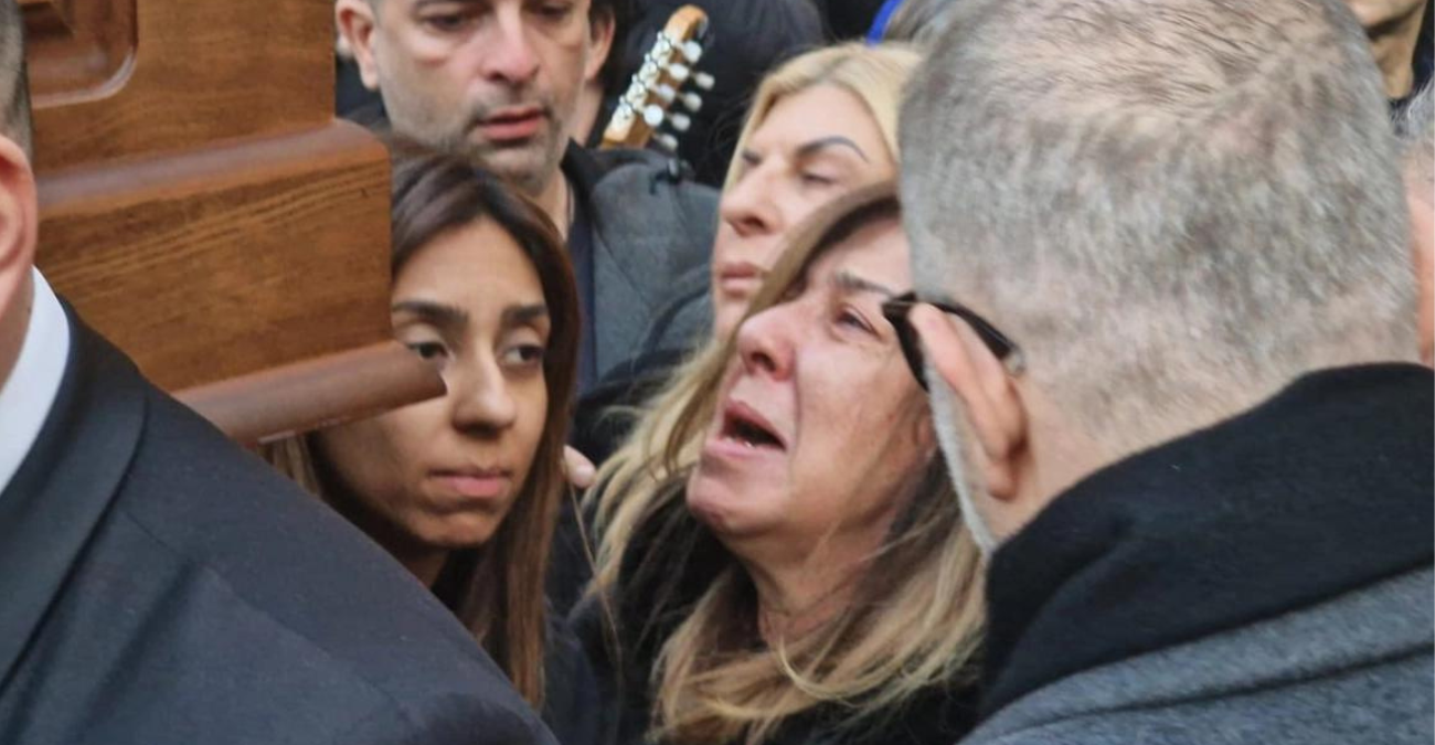 Δείτε βίντεο: «Λύγισε» η σύζυγος του Βασίλη Καρρά με τα τραγούδια στο τέλος της κηδείας