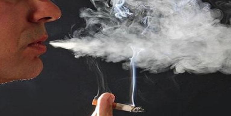 6 καθημερινές συνήθειες που είναι εξίσου βλαβερές με το κάπνισμα