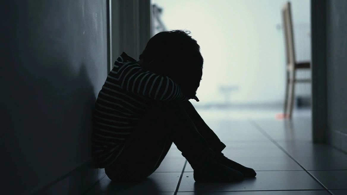 Πρώην εκπαιδευτικός στην Γαλλία κατηγορείται για 89 βιασμούς ανηλίκων - Ομολόγησε οτι σκότωσε την μητέρα και τη θεία του