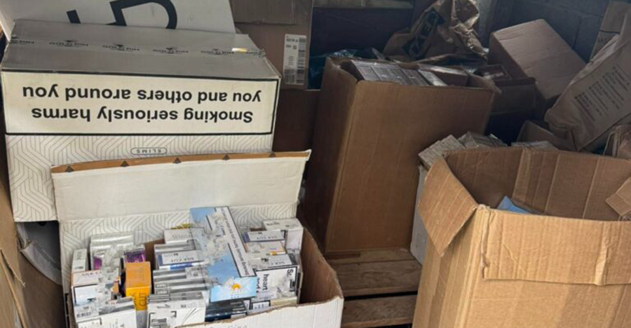 «Περίπτερο» η οικία 69χρονου - Εντόπισαν πάνω από χίλιες κούτες τσιγάρων - Του πέρασαν χειροπέδες