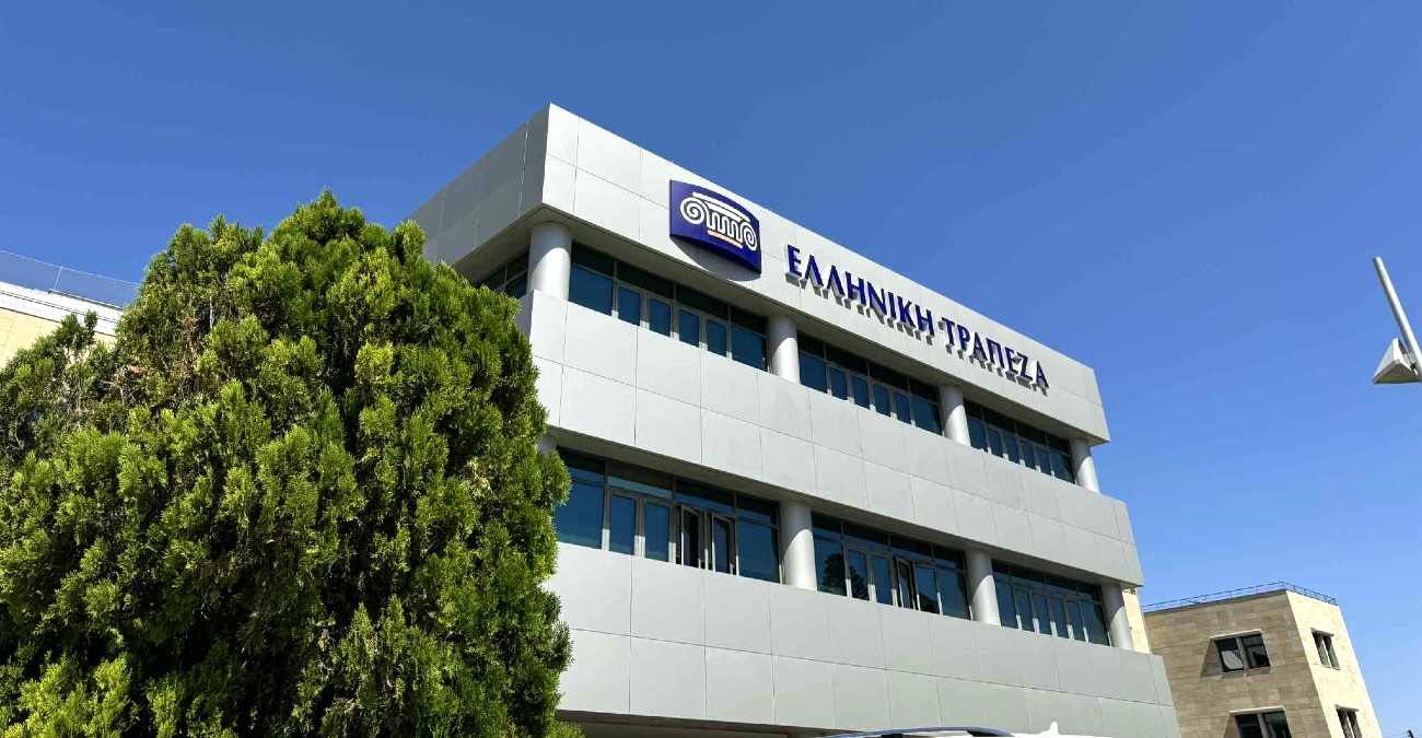 Ιστορική στιγμή: Κατεβαίνουν οι ταμπέλες της Ελληνικής, ανεβαίνουν της Eurobank – Τι αλλάζει για τους πελάτες – Δείτε φωτογραφίες