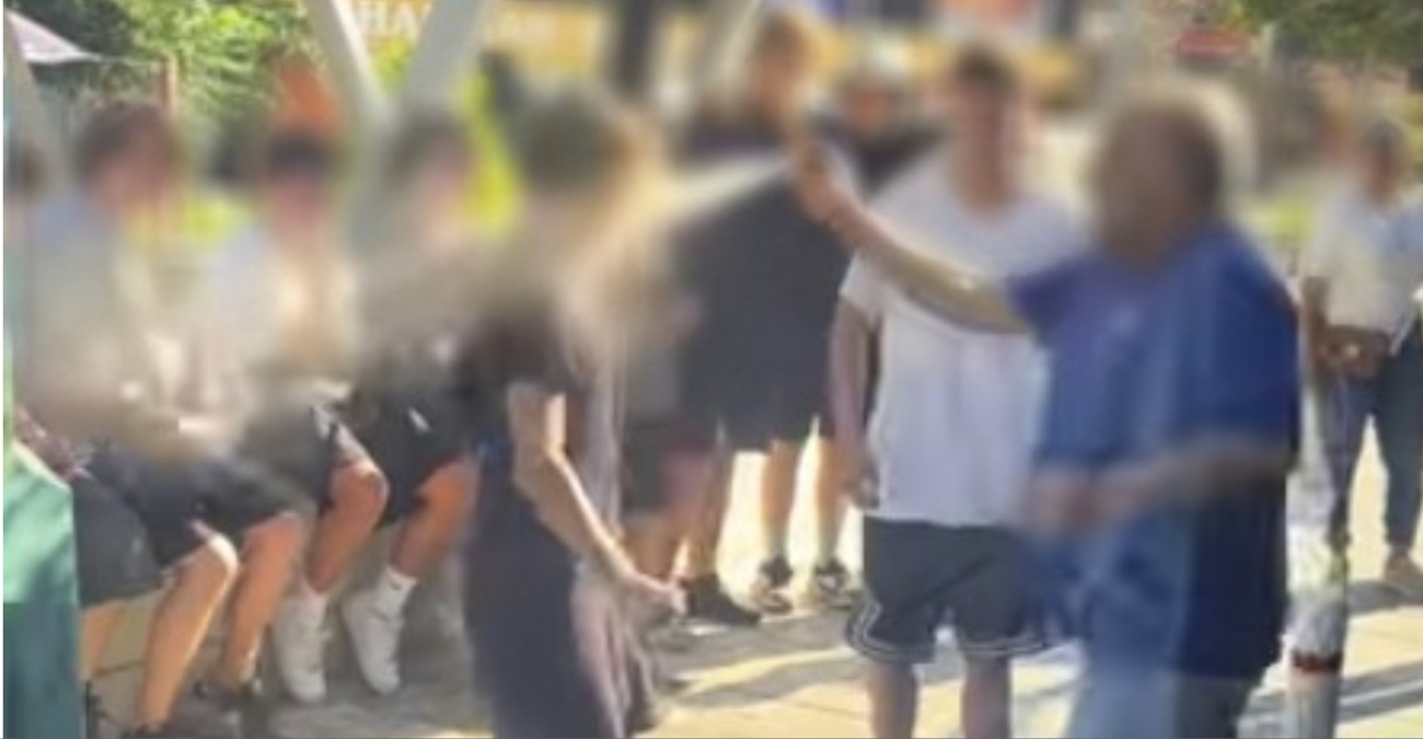 Τρομοκρατημένοι οδηγοί και επιβάτες λεωφορείων – Απειλές και βίαιες συμπεριφορές από ομάδα νεαρών – Τι καταγγέλλει η ΕΜΕΛ