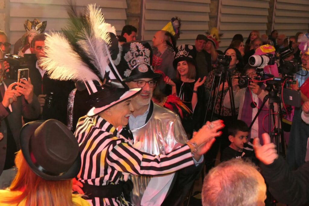 «Μπήκε» στην πόλη η Βασίλισσα του Λεμεσιανού Καρναβαλιού – Η λουλουδένια στολή – Δείτε βίντεο