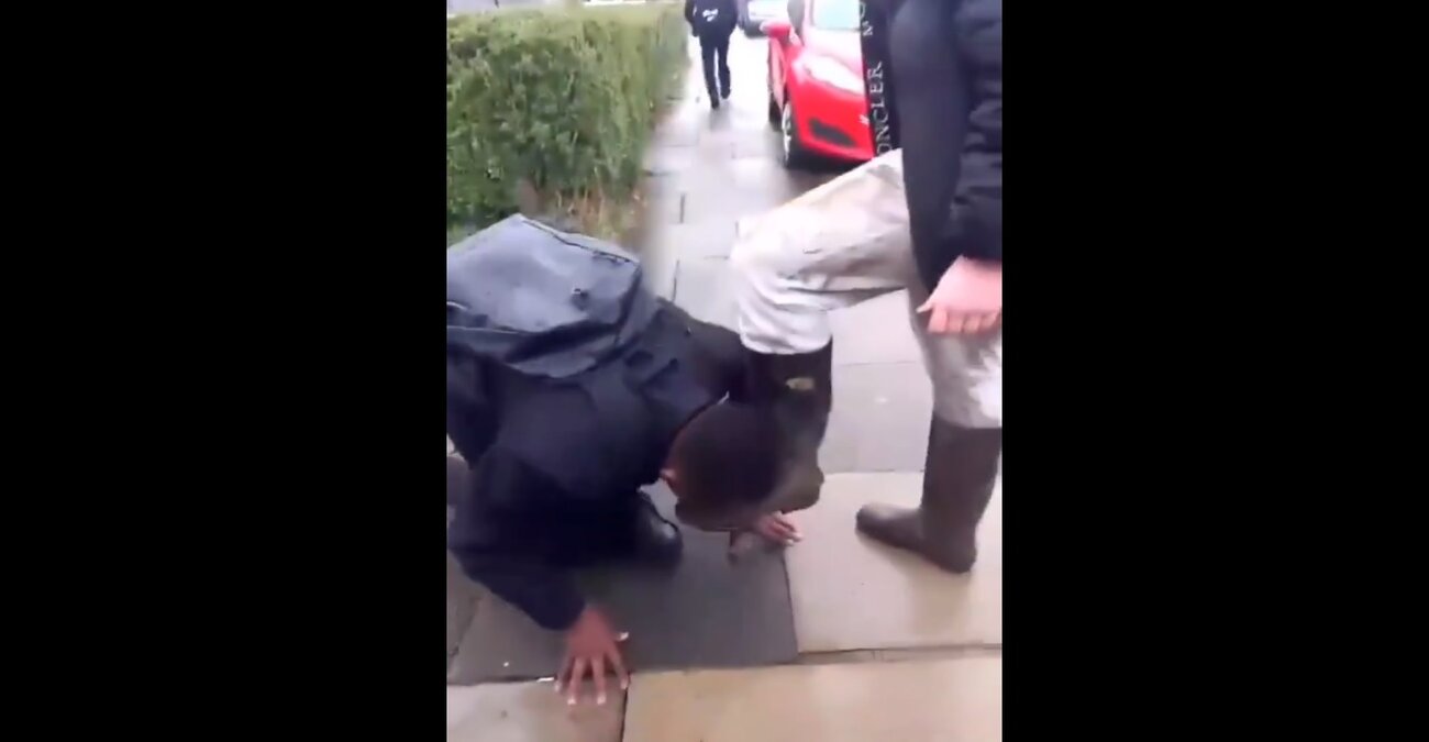 Απίστευτο περιστατικό bullying σε μαθητή στη Βρετανία: Τον έβαλε να φιλήσει τις μπότες του - Δείτε βίντεο